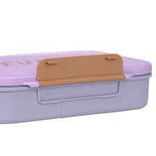 Vista lateral da lancheira Lassig Lunchbox Heart Purple, focando no mecanismo de fecho seguro.