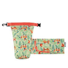 Saco impermeável multiusos Pop In da Close, com padrão de orangotangos, apresentado em duas posições: um saco em pé com o fecho aberto e um segundo saco deitado ao lado, completamente esticado e desdobrado, mostrando o seu comprimento total.