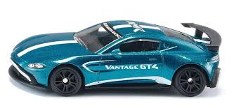 Vista lateral de uma miniatura de carro desportivo SIKU, um Aston Martin Vantage GT4 azul brilhante com faixas brancas de corrida e um grande spoiler traseiro preto.