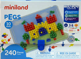 Conteúdo do jogo Miniland Pegs 240 peças 10mm, com o tabuleiro, saco de pinos e cinco cartões de modelo com desenhos variados.