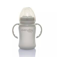 Biberão de aprendizagem Everyday Baby de 150ml em cinzento, com asas e tampa, em fundo branco.