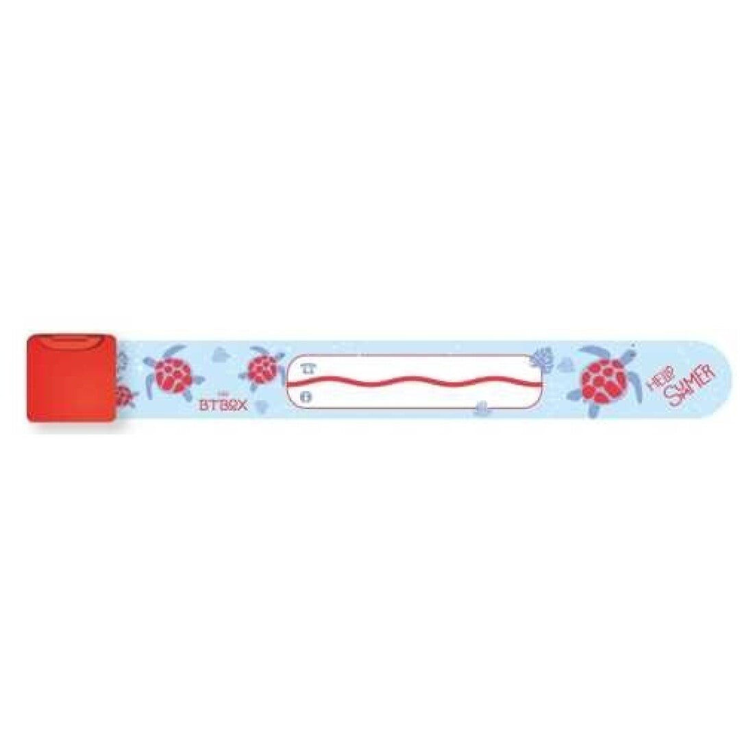 Detalhe do fecho reutilizável da pulseira Infoband, mostrando o alfinete de segurança para ajuste seguro e fácil.