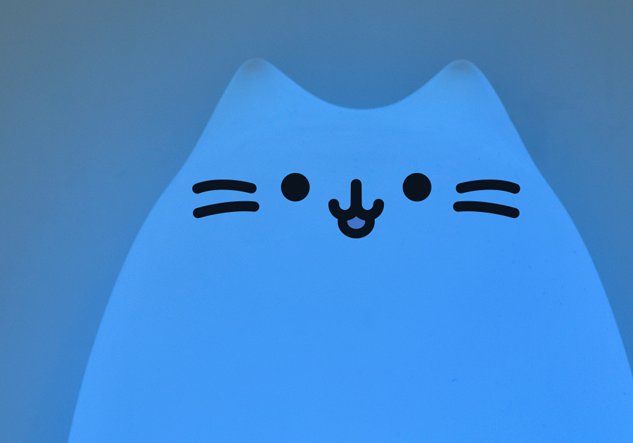 Close-up da luz de presença de silicone InnoGio Gatinho iluminada a azul, destacando o rosto simples e amigável do gato.