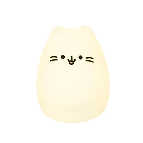 Luz de presença InnoGio Gatinho isolada sobre fundo branco, mostrando a sua forma em silicone branco creme com luz amarela suave.