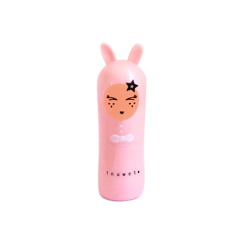 Bálsamo labial Inuwet Bunny em forma de coelho rosa, com tampa, destacando o design divertido e a textura.