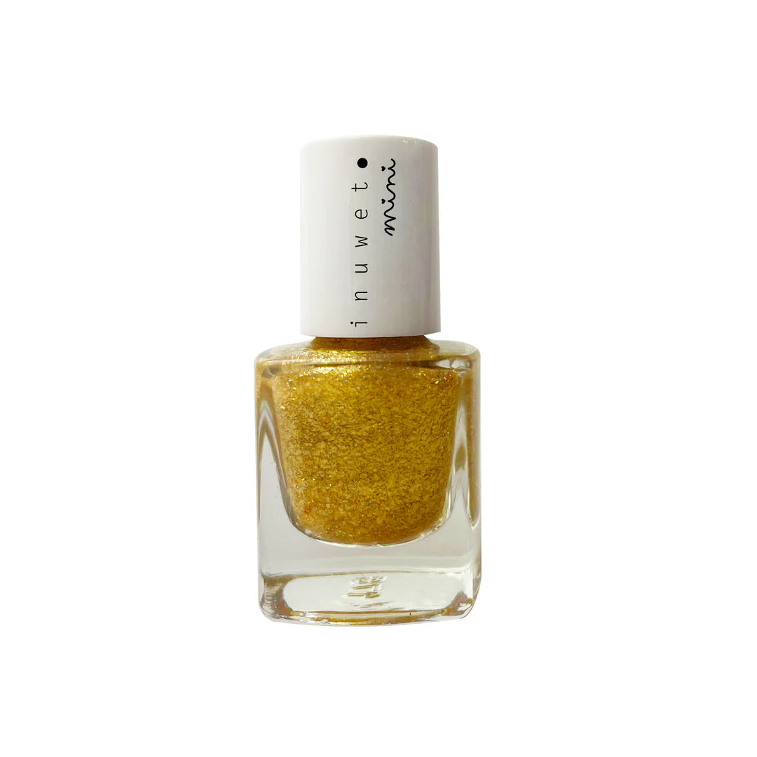 Frasco de verniz de unhas Inuwet Mini cor dourada com brilho, fórmula à base de água, sobre fundo branco.