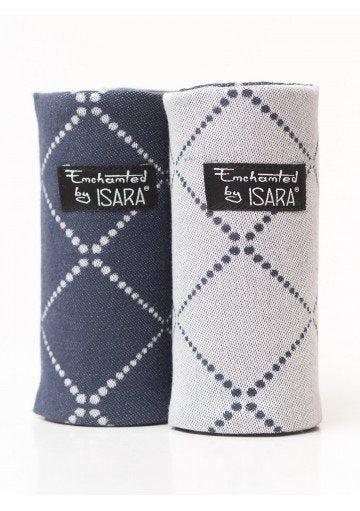 Par de protetores de alças Isara Teething Pads com padrão de losangos brancos sobre tecido azul-marinho e cinza claro.
