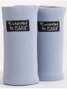 Par de protetores de alças Isara Teething Pads cor azul claro, com etiqueta preta "Enchanted by ISARA" em cada um.