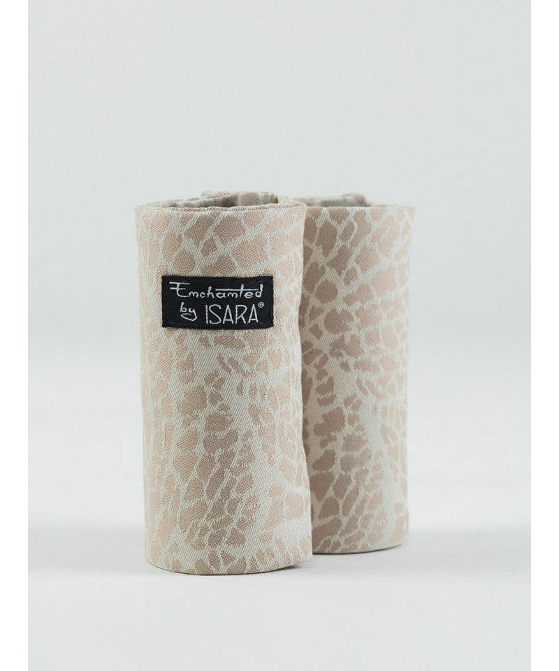 Par de protetores de alças Isara Teething Pads com padrão de pele de réptil/girafa em bege e castanho claro, enrolados, com etiqueta Isara.