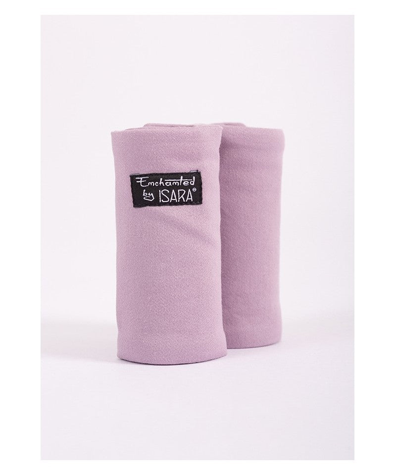 Par de protetores de alças Isara Teething Pads cor lilás/lavanda suave, enrolados, com etiqueta preta "Enchanted by ISARA".