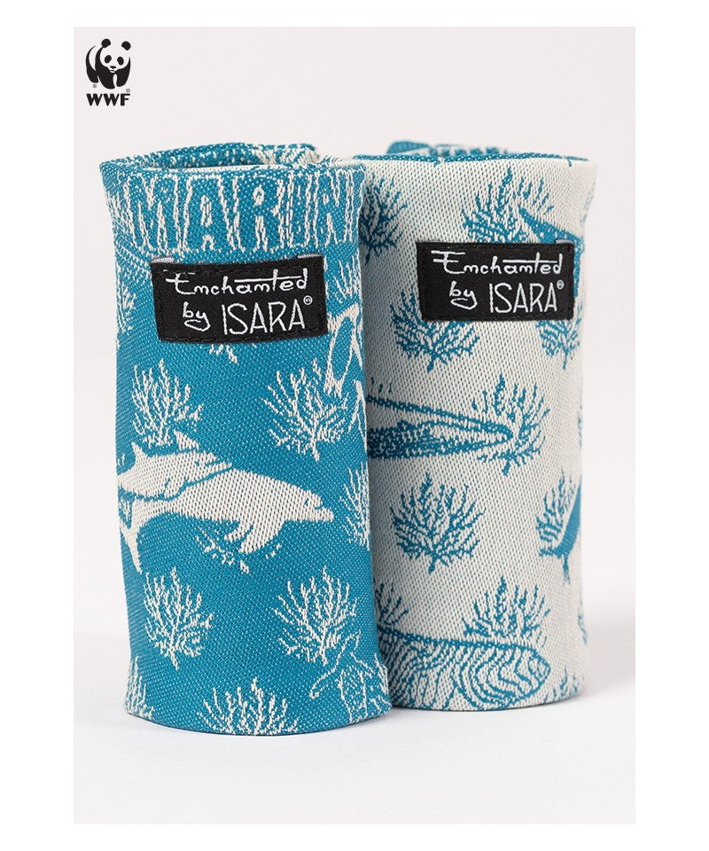 Dois protetores de alças Isara com padrão marinho (golfinhos e corais), um azul e outro branco/azul, com etiqueta "Enchanted by ISARA" e logo WWF.