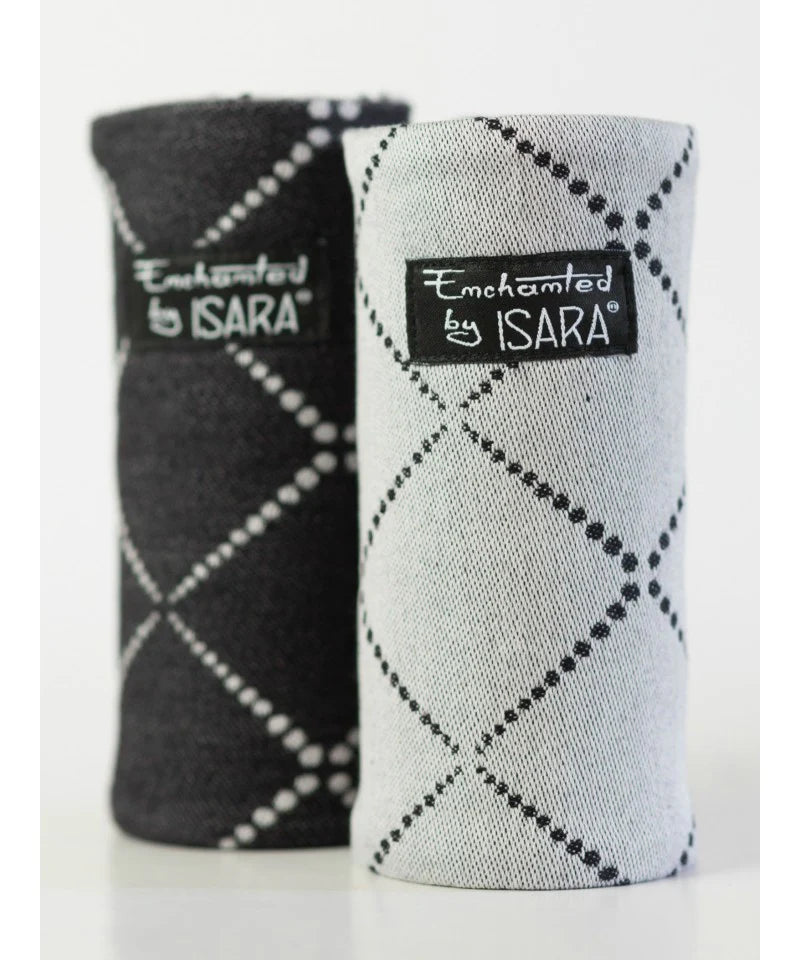 Par de protetores de alças Isara Teething Pads, um preto e um cinzento claro, com padrão de losangos de pontos e etiqueta "Enchanted by ISARA".
