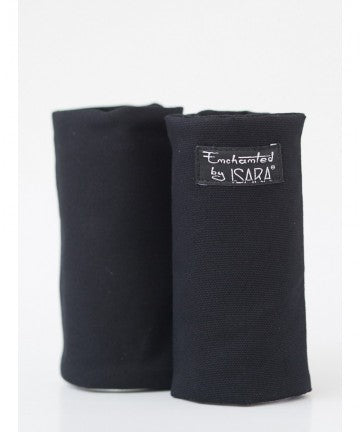 Dois protetores de alças Isara Teething Pads pretos, lisos, com etiqueta "Enchanted by ISARA" visível num deles.