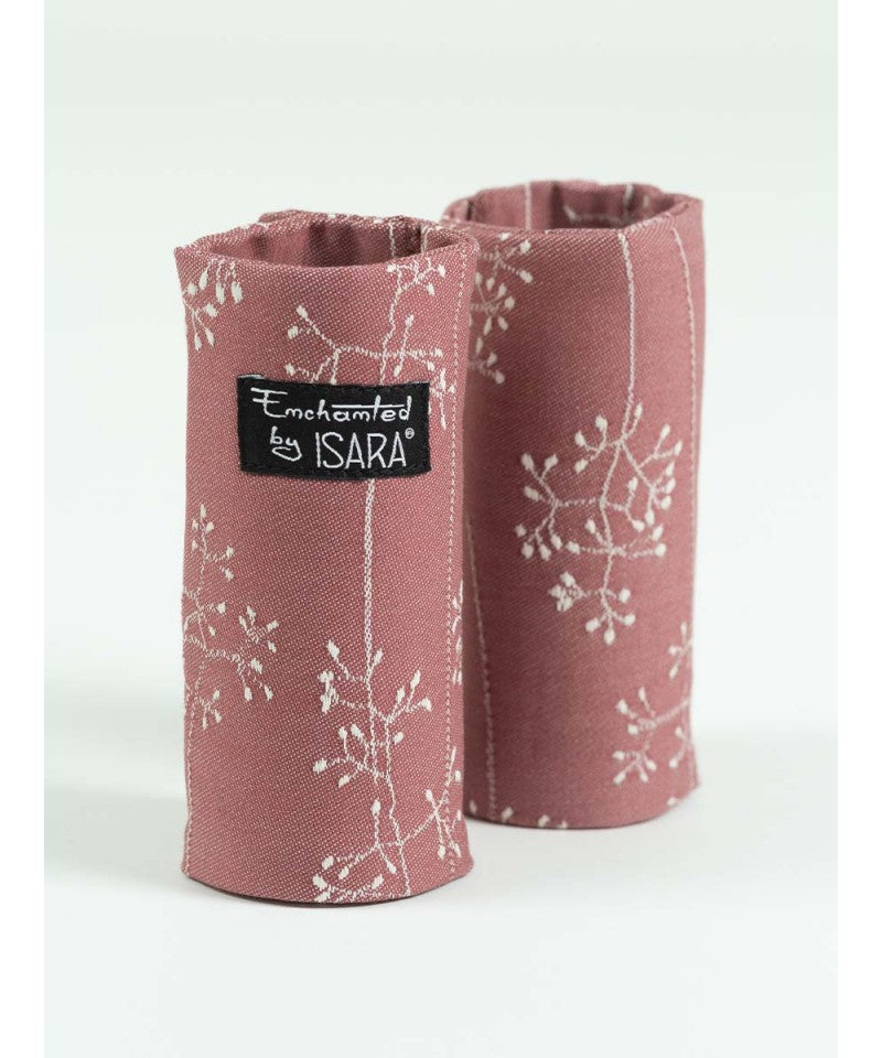 Protetores de alças Isara Teething Pads em tecido rosa poeirento com delicados bordados brancos de ramos florais, com etiqueta Isara.