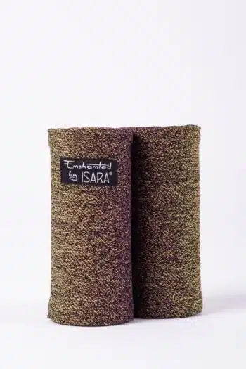 Par de protetores de alças Isara com textura mesclada em tons de castanho escuro e dourado/verde-oliva, com etiqueta visível.