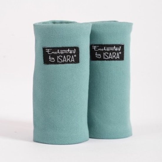 Dois protetores de alças Isara Teething Pads em tecido liso de cor verde-água/azul-petróleo, com etiqueta "Enchanted by ISARA".