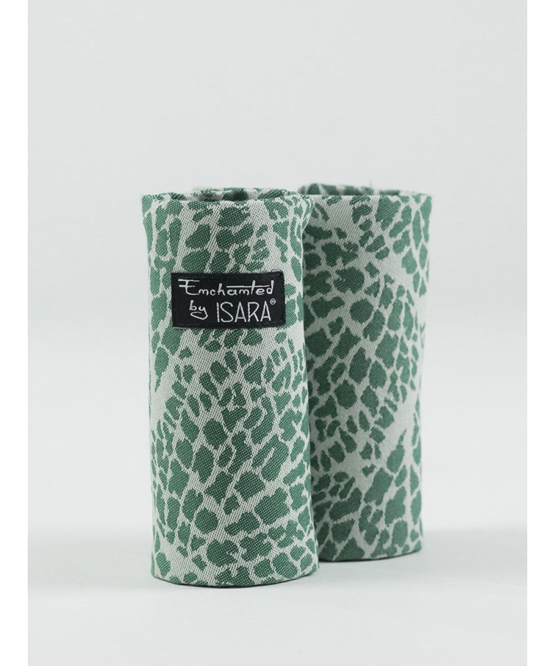 Protetores de alças Isara Teething Pads com padrão de pele de réptil/girafa em verde e branco, enrolados, com etiqueta Isara.