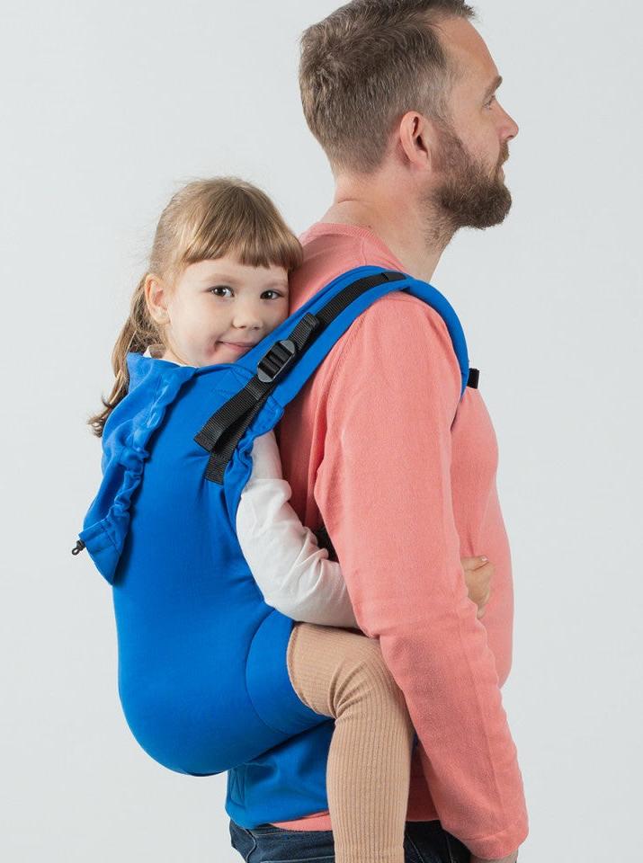 Pai a carregar a criança nas costas, usando a mochila Isara Toddler Preschooler IRIS BLUE BAMBOO.