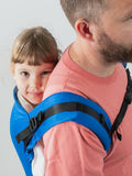 Close-up do sistema de ajuste dos ombros da mochila Isara Toddler Preschooler IRIS BLUE BAMBOO.