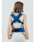 Vista traseira da mãe com a mochila Isara Toddler Preschooler IRIS BLUE BAMBOO, destacando o design ergonómico.