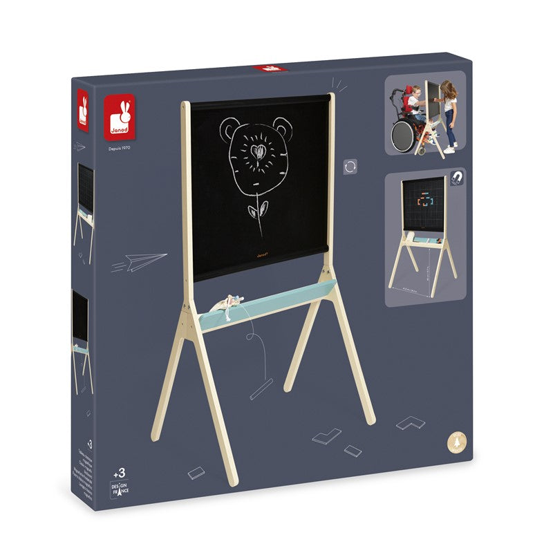 Caixa do cavalete Janod com desenho de urso no quadro negro e imagem de criança em cadeira de rodas a usar o cavalete.