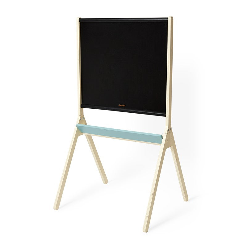 Cavalete infantil Janod de madeira clara, com estrutura robusta e tabuleiro preto liso, isolado em fundo branco.