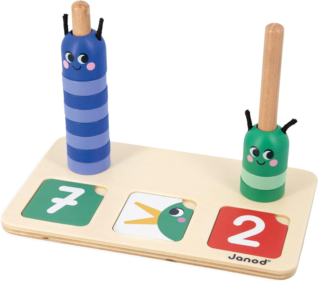 Jogo de matemática Janod com base de madeira, duas lagartas empilháveis (azul com 7 contas, verde com 2 contas) e cartões de número (7 e 2) e de dados.