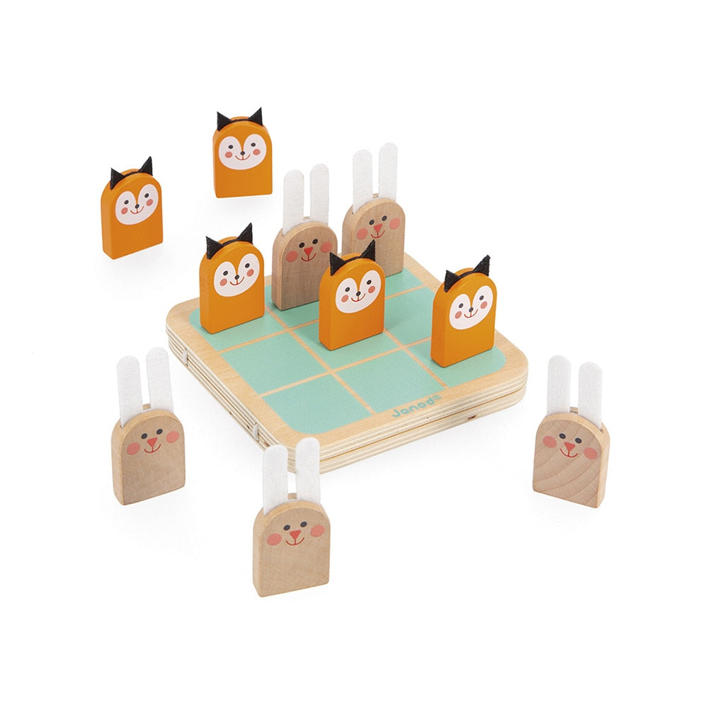 Jogo do Galo Tic Tac Toe da Janod montado, com peças de raposas e coelhos dispostas no tabuleiro de madeira.