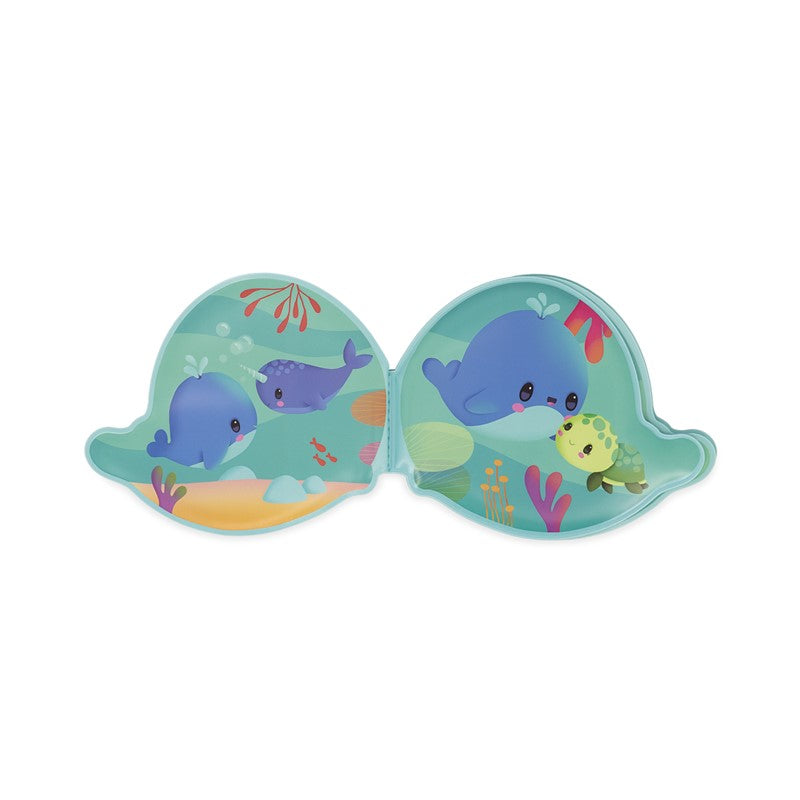 Livro de banho Janod Baleia aberto, mostrando duas páginas com ilustrações de animais marinhos como uma baleia e tartaruga.