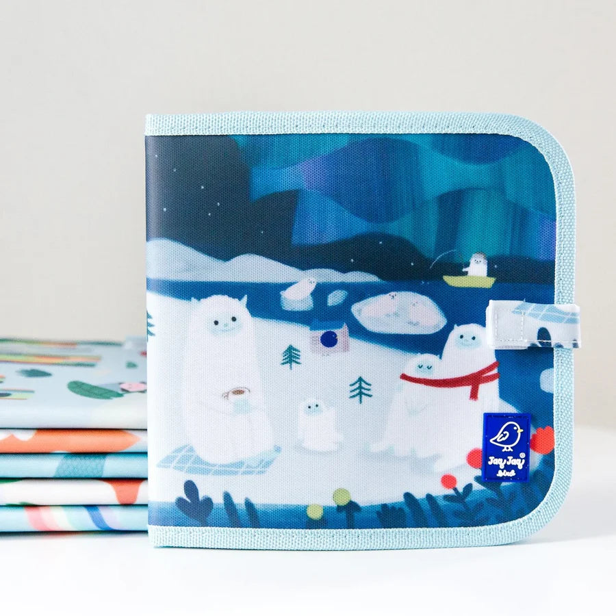 Livro de ardósia Jaq Jaq Bird 'Yeti' aberto, mostrando páginas pretas com um desenho a giz colorido de um Yeti sorridente.