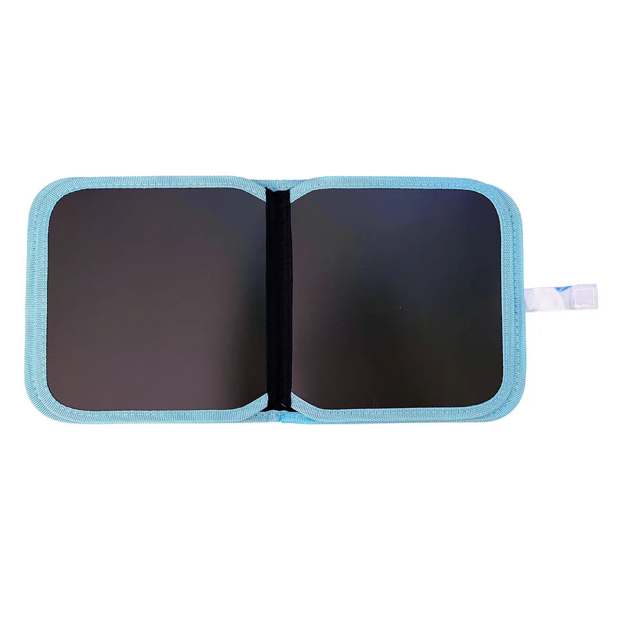 Conjunto completo do produto: Livro Ardósia 'Yeti' aberto com desenhos e quatro paus de giz ButterStix® não tóxicos ao lado.