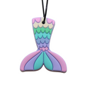 Pendente mordedor sensorial Jellystone em cauda de sereia pastel com cordão preto.