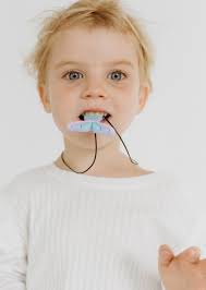 Colar mordedor sensorial Jellystone para crianças +3 anos, cor azul-petróleo, em formato de peça única e textura suave.