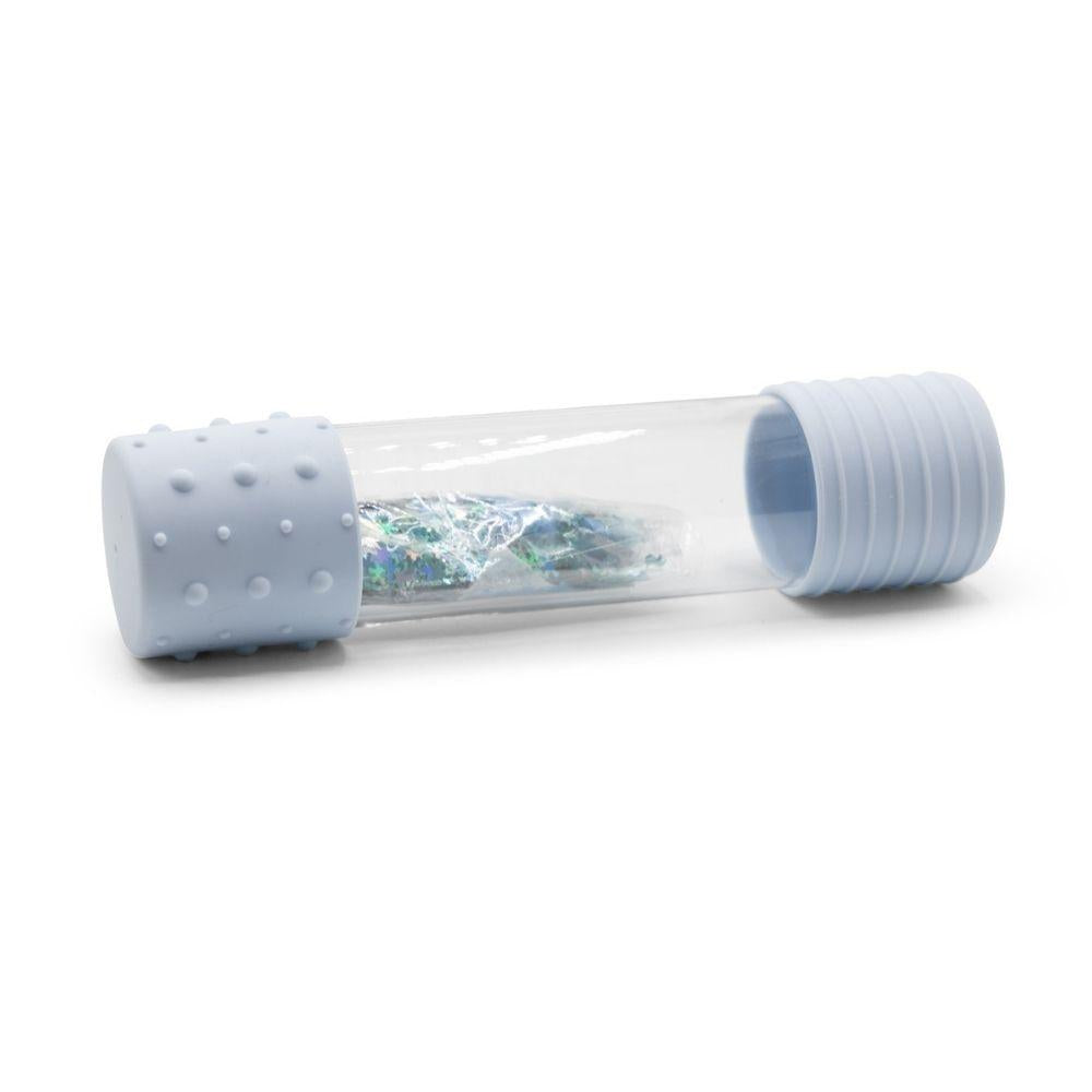 Garrafa sensorial Jellystone DIY com tampas de silicone azul claro e enchimento de brilho prateado, vista de lado.