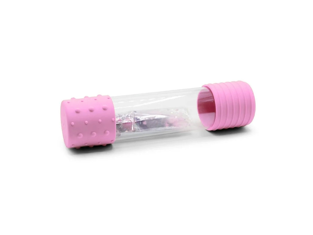 Garrafa da Calma DIY Rosa Jellystone em detalhe, com extremidades de silicone rosa e elementos criativos visíveis.