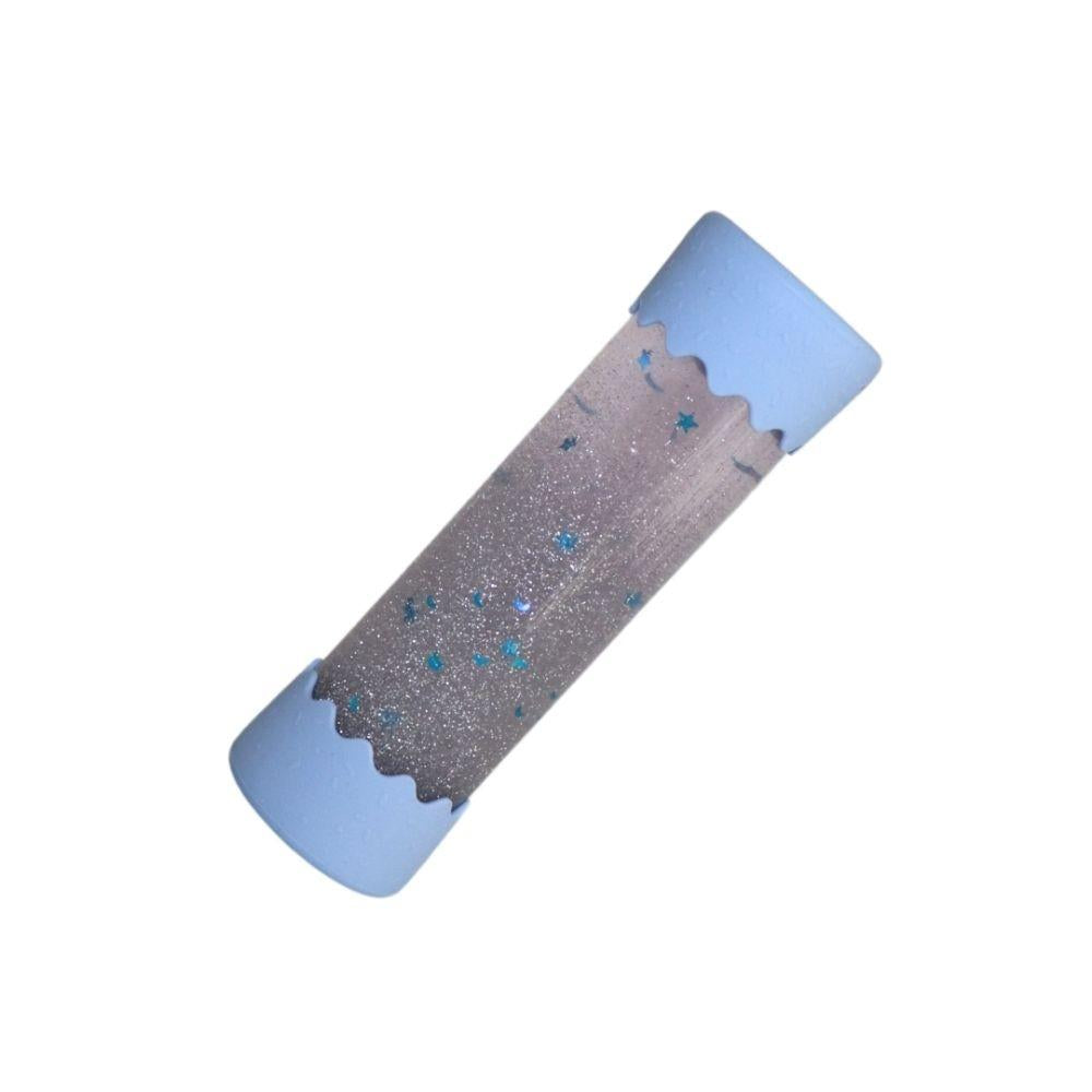 Garrafa da Calma Jellystone azul clara, transparente, com brilhos prateados e estrelas azuis no interior, ideal para estimulação sensorial de bebés.