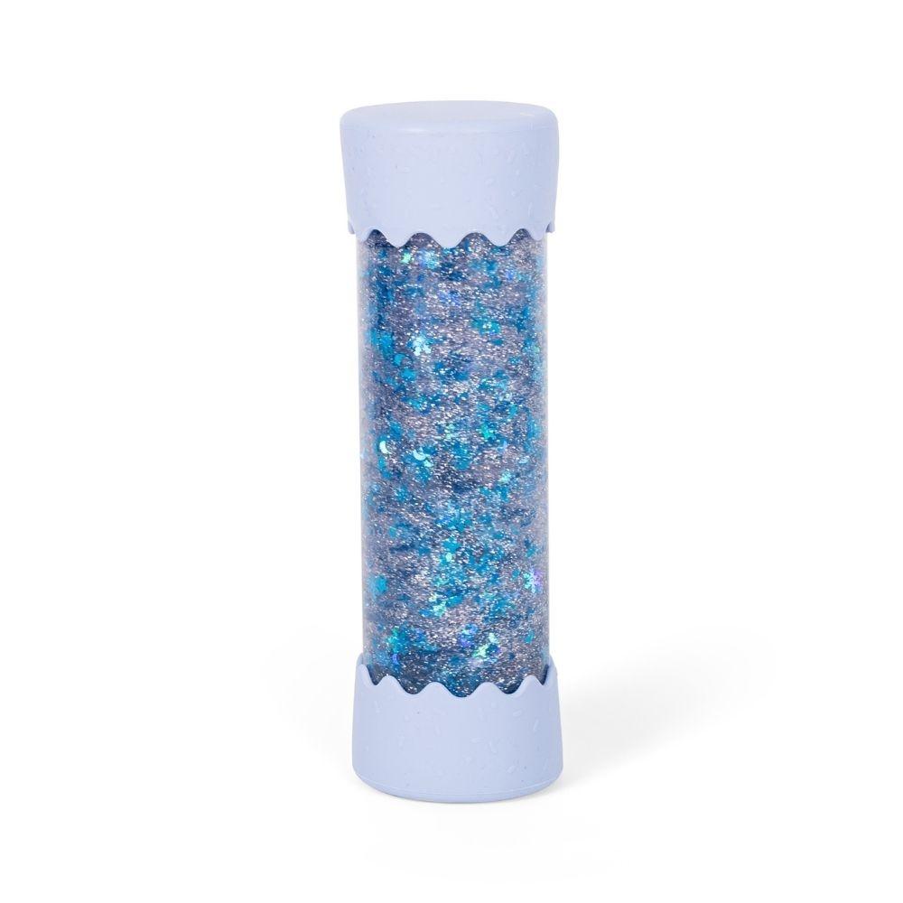 Garrafa da Calma Jellystone azul, cheia de purpurina prateada e azul, isolada sobre fundo branco.