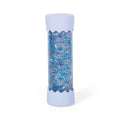 Garrafa da Calma Jellystone azul, cheia de purpurina prateada e azul, isolada sobre fundo branco.
