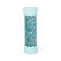 Garrafa da Calma Jellystone vertical, com tampa e base em tom verde-água e recheio de glitter azul e prateado em formato de estrelas.