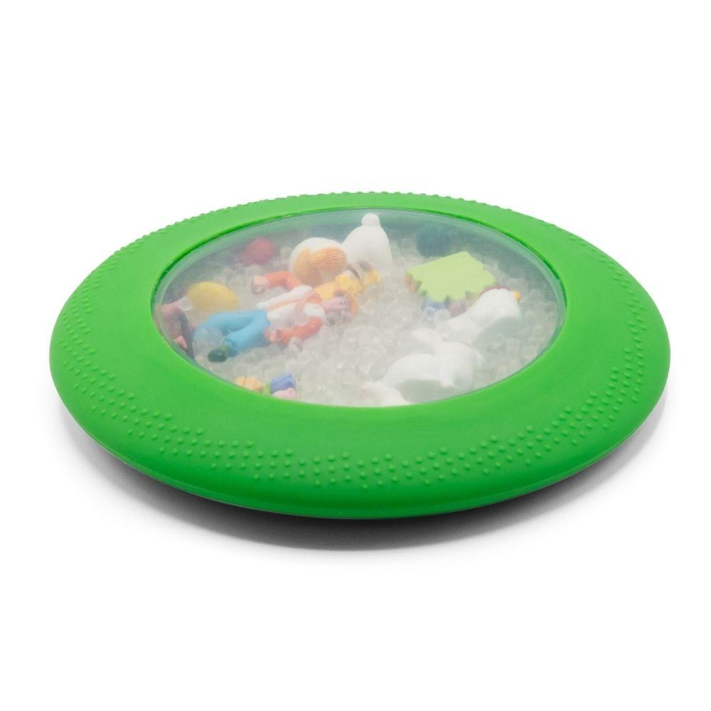 Jellystone Peekaboo Bag verde, vista de cima, com figuras temáticas (pessoas, animais) misturadas com contas no interior.