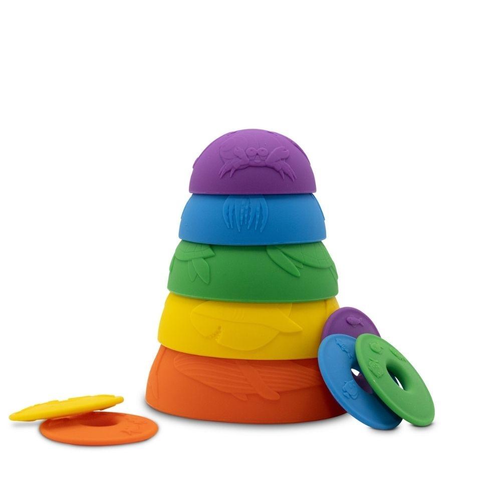 Pirâmide colorida de silicone Jellystone com anéis e copos empilhados, mostrando animais marinhos.