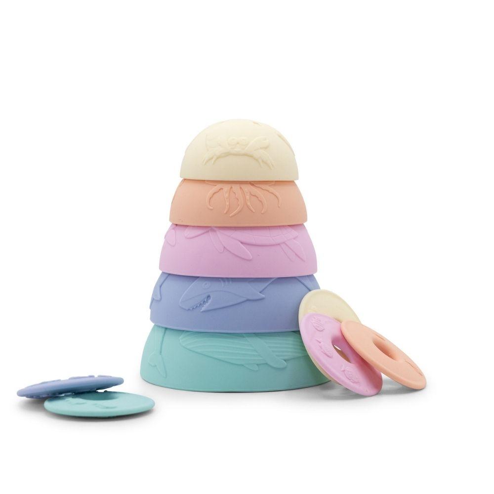 Pirâmide de silicone Jellystone em tons pastel com anéis e copos empilhados, mostrando animais marinhos.