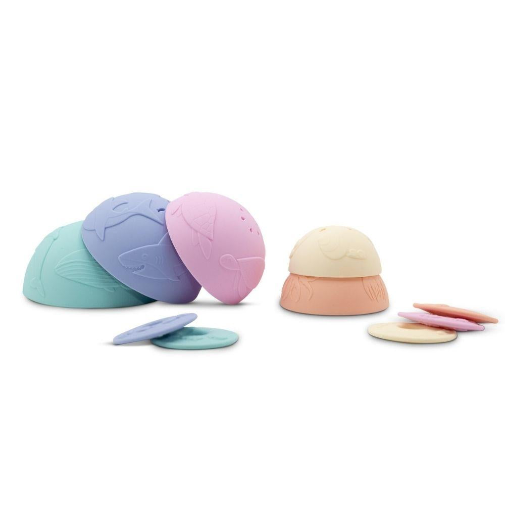Copos e anéis Jellystone Pirâmide em tons pastel dispostos, mostrando copos encaixados e outros virados ao contrário.