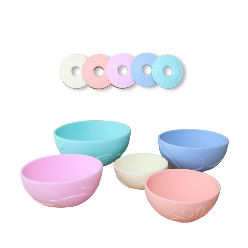 Conjunto de 5 copos e 5 anéis Jellystone Pirâmide em tons pastel vistos de cima, mostrando os anéis e copos separados.