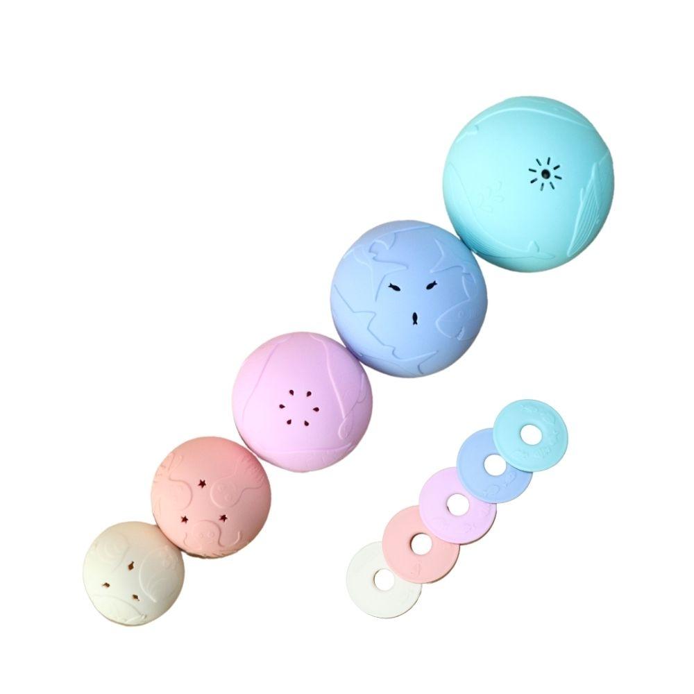 Os 5 copos Jellystone Pirâmide em tons pastel virados ao contrário e alinhados com os anéis ao lado.