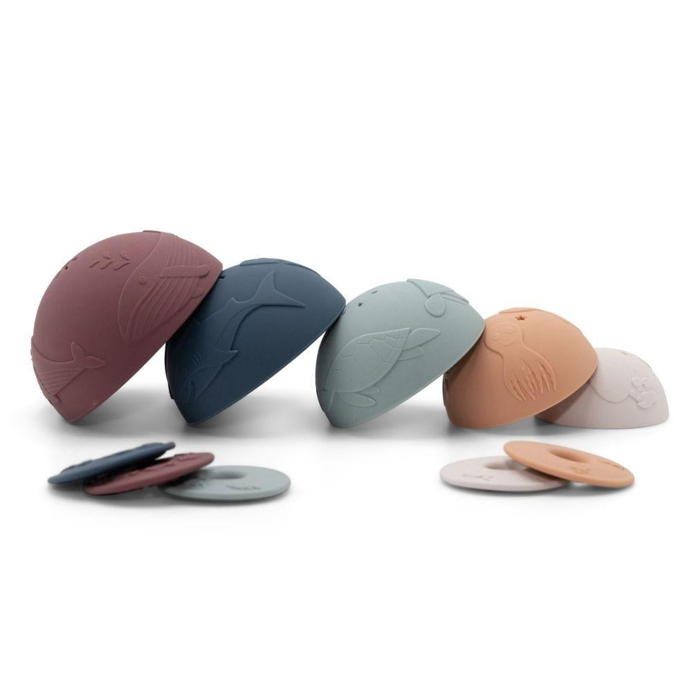 Pirámide Jellystone con anillos y copas.