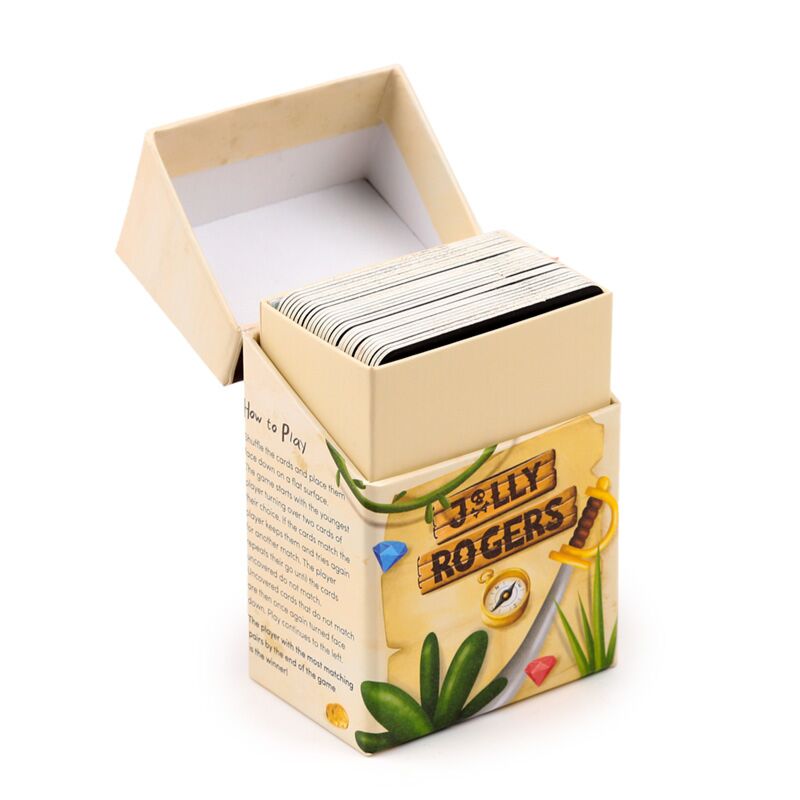 A caixa aberta mostrando as cartas dentro.