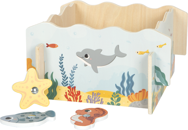 Jogo da Pesca small foot - Detalhe das peças coloridas, mostrando os peixinhos, estrelas do mar e outros animais marinhos.