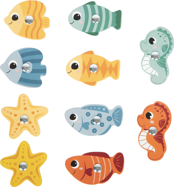 Jogo da Pesca small foot - Close-up das varas de pesca magnéticas, mostrando o detalhe das pontas magnéticas e dos cabos de madeira.
