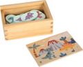 Caixa de madeira do jogo de memória Small Foot com a tampa aberta, mostrando a ilustração da base e algumas peças.